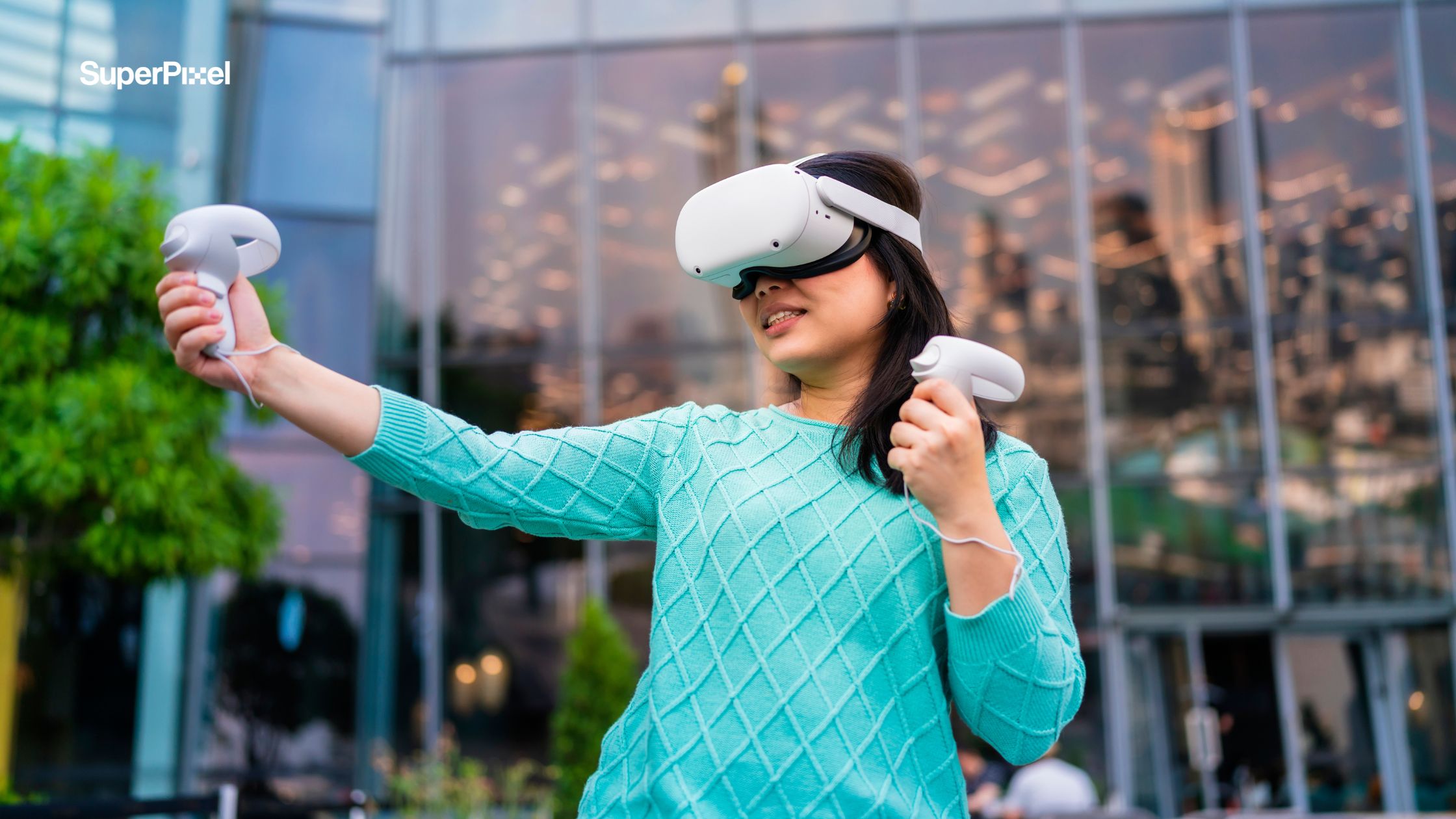 Exciting asian female gamer playing virtual reality augmented (dok.freepik/ Lifestylememory)
